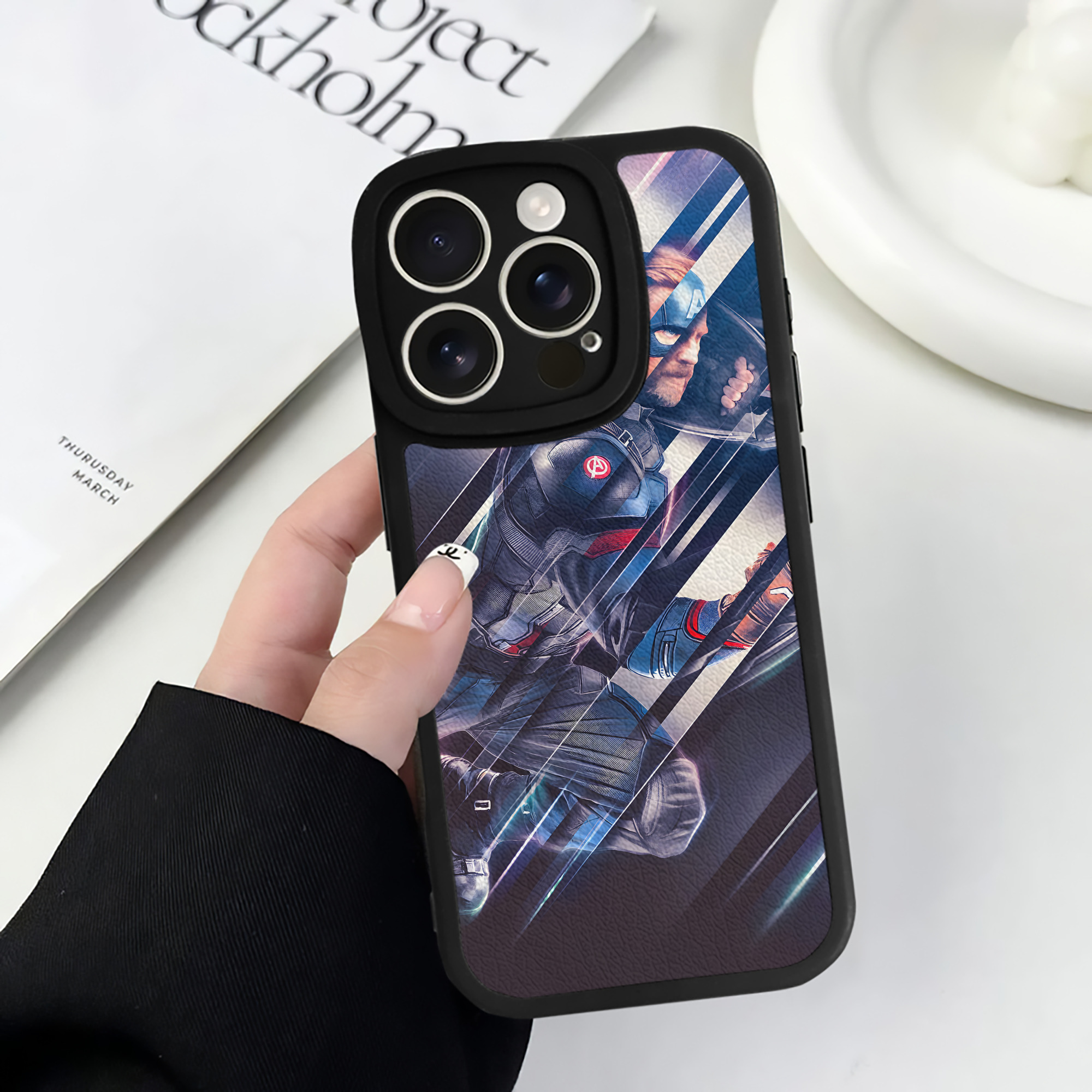 （画像用） アベンジャーズ The Avengers 【iPhone 16シリーズ対応】シリコンスマホケース（レザー調） 材質：シリコン